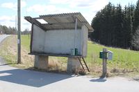 Mjølkerampe av betong med overbygg ved Bergbyveien, Varteig i Østfold. Foto: Chris Nyborg (2016).