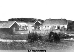 Gården Mellom-Nes omkring 1880. Foto: Ukjent / Asker bibliotek