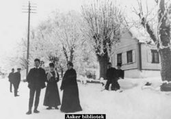 Mellom-Nes gårds daværende eiere, fam. Lindegaard, utenfor gården i Nesbruveien. Foto: Ukjent / Asker bibliotek