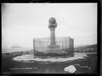 Meridiansøylen på Fuglesnes i Hammerfest. Foto: Marthinius Skøien (omkr. 1880–1910).