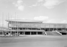 Norges Varemesse på Sjølyst, hovedinngangen mot øst, sammen med Jan Inge Hovig og Egil Mørck (1962). Foto: Teigens Fotoatelier/Norsk Teknisk Museum (1962).