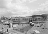 Vestfasaden med forlengelse av hovedgaten og Hoffselva i front. Foto: Teigens Fotoatelier/Norsk Teknisk Museum (1962).