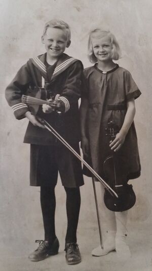 Mia og broren Sigurd spiller fiolin i 1923.jpg