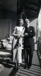 Mia og en medpasient feirer 17. mai på Granheim lungesanatorium. I bakgrunnen sengene hvor de "kuret". Foto: Ukjent