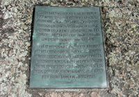 Plakett ved ruinene av Mikaelskirken. Foto: Stig Rune Pedersen