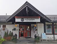 Milepelen hotell & vertshus på Sand i Nord-Odal. Stedet har navn etter Hoels roman Møte ved milepælen. Foto: Trond Nygård (2021)