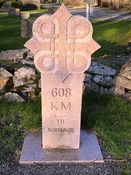 Milestein for pilgrimsleden til Nidaros ved Skedsmo kirke.