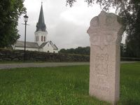 Milestein for pilgrimsleden til Nidaros ved Eidsvoll kirke, reist 2002. Foto: Stig Rune Pedersen