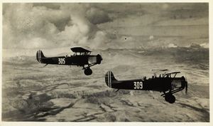 Militære fly i lufta, 1932 - no-nb digifoto 20160215 00883 blds 08152.jpg