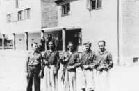 9. Milorggruppe 1412-1 utenfor Arbeideren i Hokksund (oeb-192090).jpg