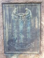 De falne under andre verdenskrig, plakett på bautaen. Foto: Chris Nyborg (2019).