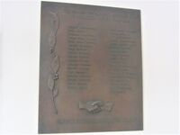 Minneplaketten over Osvald-gruppa, satt opp i Østbanehallen i 1995 og nå montert på det nye minnesmerket. Foto: Stig Rune Pedersen (2012).