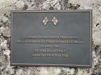 Minneplakett ved Kleiverud gård i Rollag over en trefning mellom norske og tyske soldater her 24. april 1940. Foto: Stig Rune Pedersen