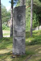 Minnesmerke over «Finnskogens apostel» Carl Axel Gottlund ved kirka. Foto: Chris Nyborg (2014).