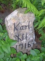 Nærbilde av steinen som markerer Karl XIIs bruk av gården under sitt hærtog i 1716.