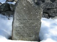 169. Minnestein Nore stavkirke Numedal.jpg