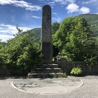 Minnestein etter norsk bidrag under Napoleonskrigane ved Sylte kyrkje i Valldal. Foto: Oddbjørn Hofseth.