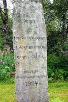 Minnestein over Sivert Bratberg og Daniel Larsen Schevig, reist på Solberg gamle kirkegård i Beitstad. Foto: Morten Stene (2008)