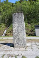 Minnestein ved Verma stasjon over dei som omkom under bygginga av banen