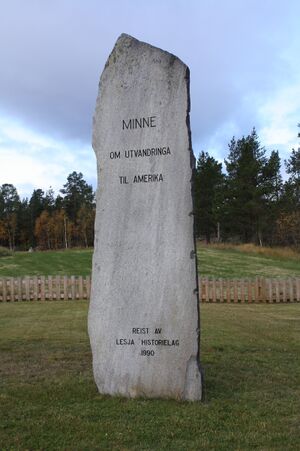 Minnestein utvandring Lesjaskog.jpg