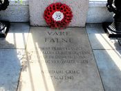 Minnestein, "Våre falne", på plassen utenfor sjømannskirken, med utdrag av dikt av Nordahl Grieg. Foto: Stig Rune Pedersen