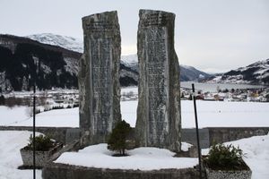 Minnesteinar Loenrasa1905 1936.JPG