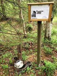 Minnetavle med restene av ovnen og en kaffekjele.