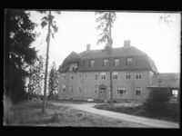 Sett fra veien. Foto: Narve Skarpmoen/Nasjonalbiblioteket