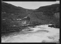 Ungdomsherberget på Mjølfjell; framom renn Kleivelvi. Foto: Nasjonalbiblioteket