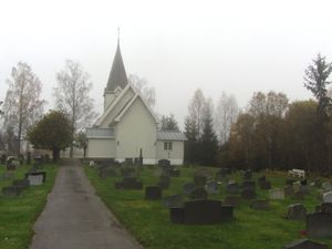 Mogreina kirke og kirkegård 2012.jpg