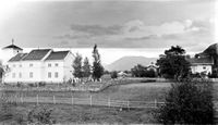 Moland kyrkje og prestegard. Drengestoga midt på biletet.Før 1917. (Foto: Olav S. Nylid)