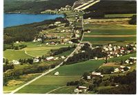 Moland kyrkje og prestegard til venstre, Øyskogen og Folkestadbyen til høgre. Paktarbustaden til høgre for uthuset. (Foto: Norrønafly A/S)