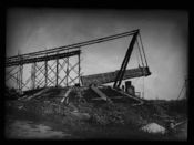 Monolitten heises på plass på Tørrberget. Foto: Narve Skarpmoen