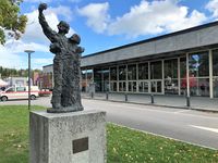 Nina Sundbyes skulptur av Mor Aase og Peer Gynt utenfor Ibsenhuset i Skien. Foto: Elin Olsen (2018)