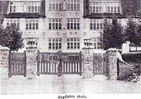 Skoleporten på Sagdalen skole i avisreportasje i Morgenposten 1938. Morgenposten var en Osloavis som utkom fra 1861 til 1971.