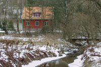 Dette huset helt vest på Mortensrud; like ved møtet mellom Mortensrudveien og Ljabruveien; er blitt satt i stand av ungdom på arbeidsmarkedstiltak. Foto: Leif-Harald Ruud (2005)