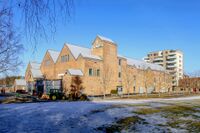 I det sørvestre hjørnet av Mortensrud senter markerer et karakteristisk tårn beliggenheten til Oslo Søndre Frikirke. Foto: Leif-Harald Ruud (2022)