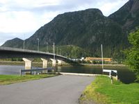 Øybrua sett fra bysiden, ved siden av kommunens snøtipp. Fotograf: Zahl