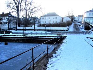 Motiv Munch Pikene på broen Åsgårdstrand.jpg