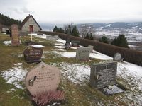 Den østre delen av kirkegarden på terrassen ved Balke kirke.