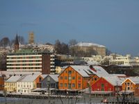 Motiv fra Tønsberg sentrum, med Slottsfjellet bak til venstre. Foto: Stig Rune Pedersen