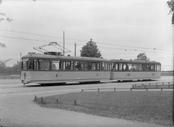 Motorvogn og tilhenger, første boggivogn, på Nidareid 1946. Fotograf Schrøder/Sverresborg - Trøndelag Folkemuseum