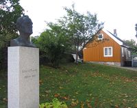 Munchs hus med byste av Munch i Åsgårdstrand. Foto: Stig Rune Pedersen