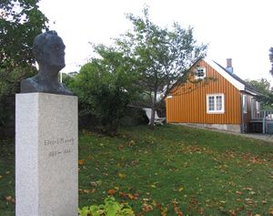 Munchs hus i Åsgårdstrand med byste 2013.jpg