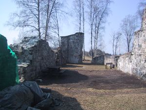 Munkeby kirkeruin.JPG