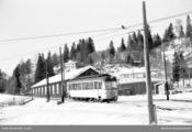 Skabovogn fra 1940-tallet kommer inn på Munkvoll stasjon. I bakgrunnen den gamle vognhallen og omformerstasjonen. Foto Trond Presterud, Norsk Jernbanemuseum