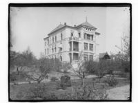 Lallakroken 4, tidligere Niels Juels gate 64, oppført 1878 og påbygd 1892. Foto: Marthinius Skøien (1892–1910).