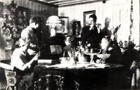 Musisering i finstua på gården.