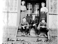 Folk på trappa på Musli ca. 1910. Foran; Birger Haug, Ole Gårder og Kristoffer Musli. Bak; Elsa Musli og Ester Skåre.