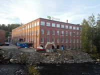 Mustad-fabrikken på Gjøvik ligger helt inntil Hunnselva. Foto fra 2014.